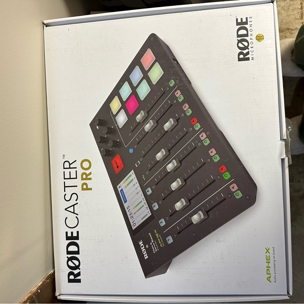 Rode RodeCaster Pro podcast bundle - Picture 6 of 8